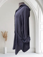 Boutique Sylbelle Veste longue à capuche en lin bleu marine avec poches brodées et détails en dentelle.