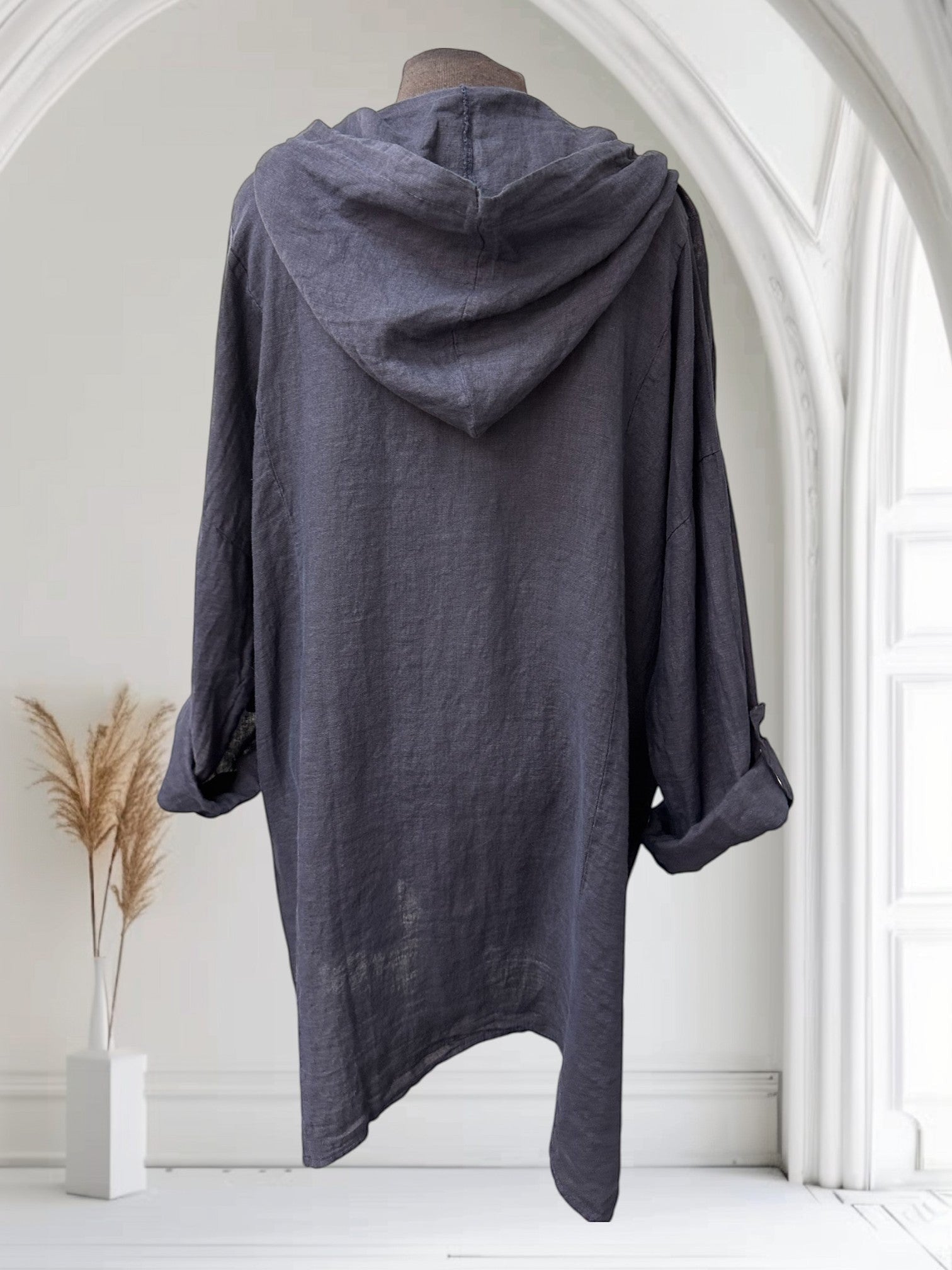 Boutique Sylbelle Veste longue à capuche en lin gris foncé avec poches, coupe ample, idéale pour le printemps et l'été.