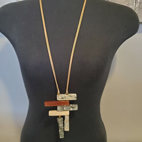 Collier en résine et bois