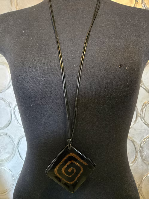 Collier en résine