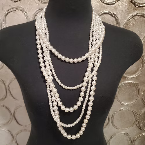 Collier et boucle d'oreille de perles