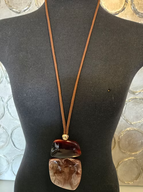 Collier en résine