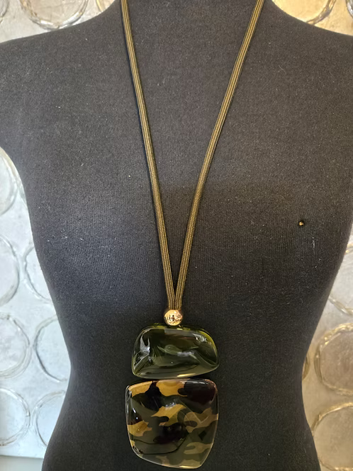 Collier en résine (motif camo)