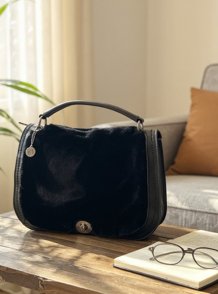 Sac à mains avec fausse fourrure