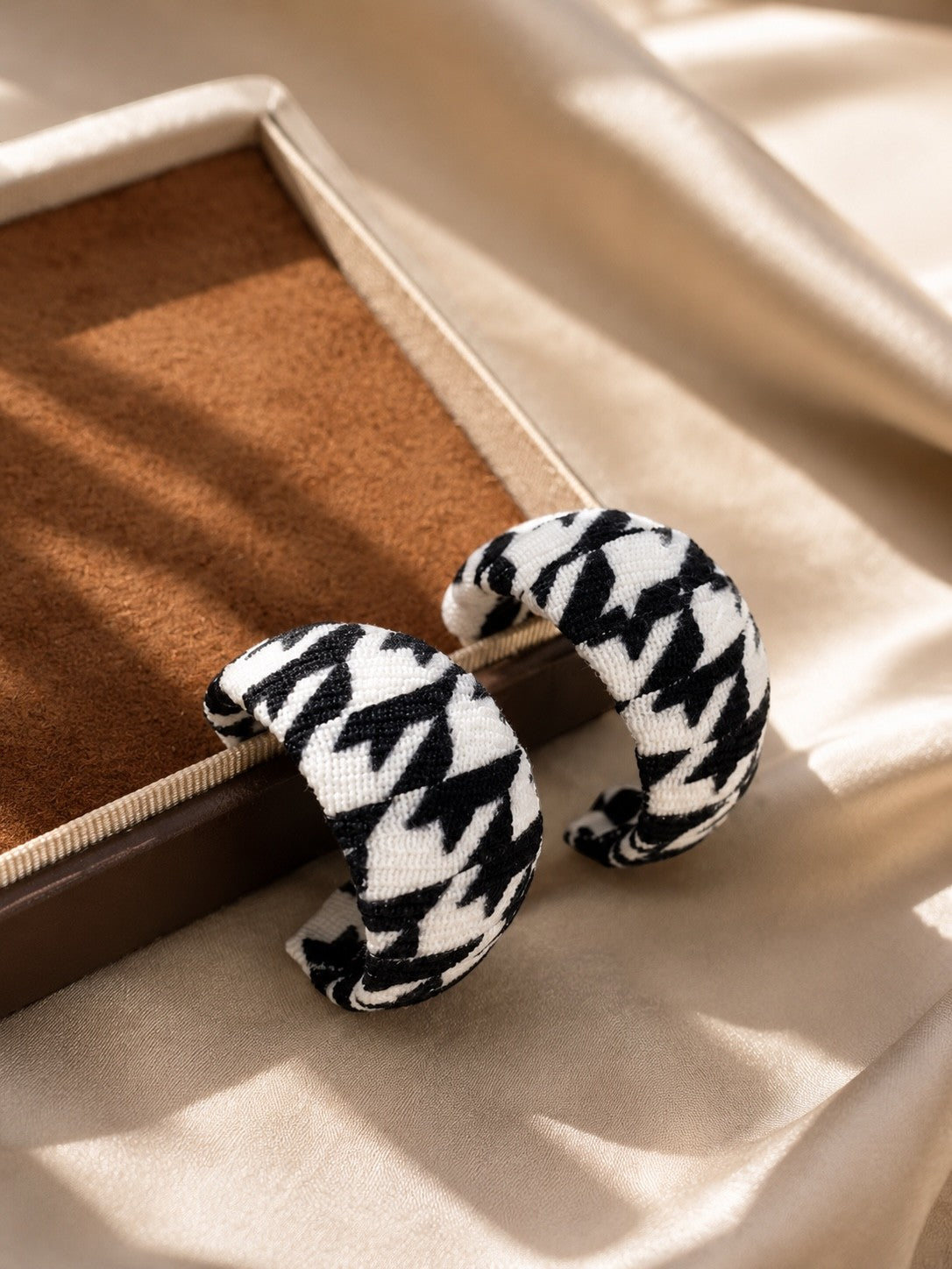 Boucle d'oreille à motif noir et blanc