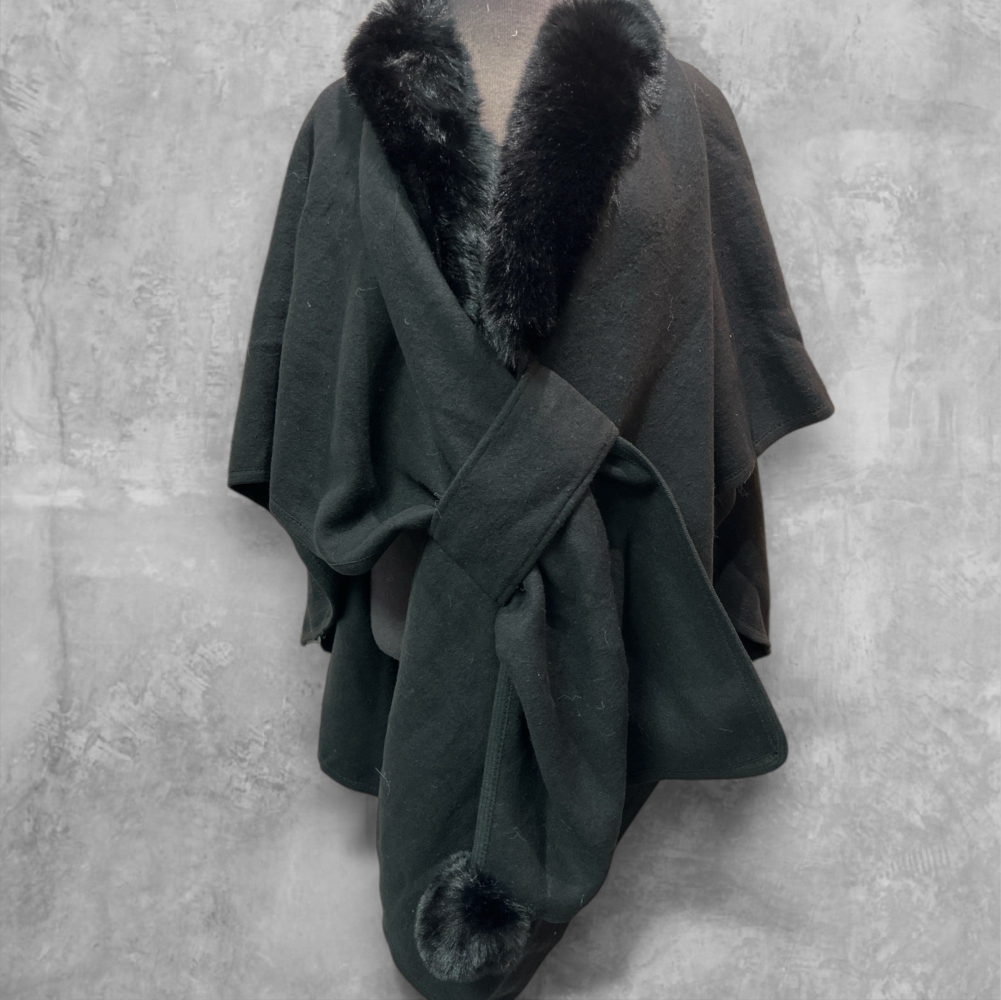 Poncho Cape (Fausse Fourrure Chauve-Souris)