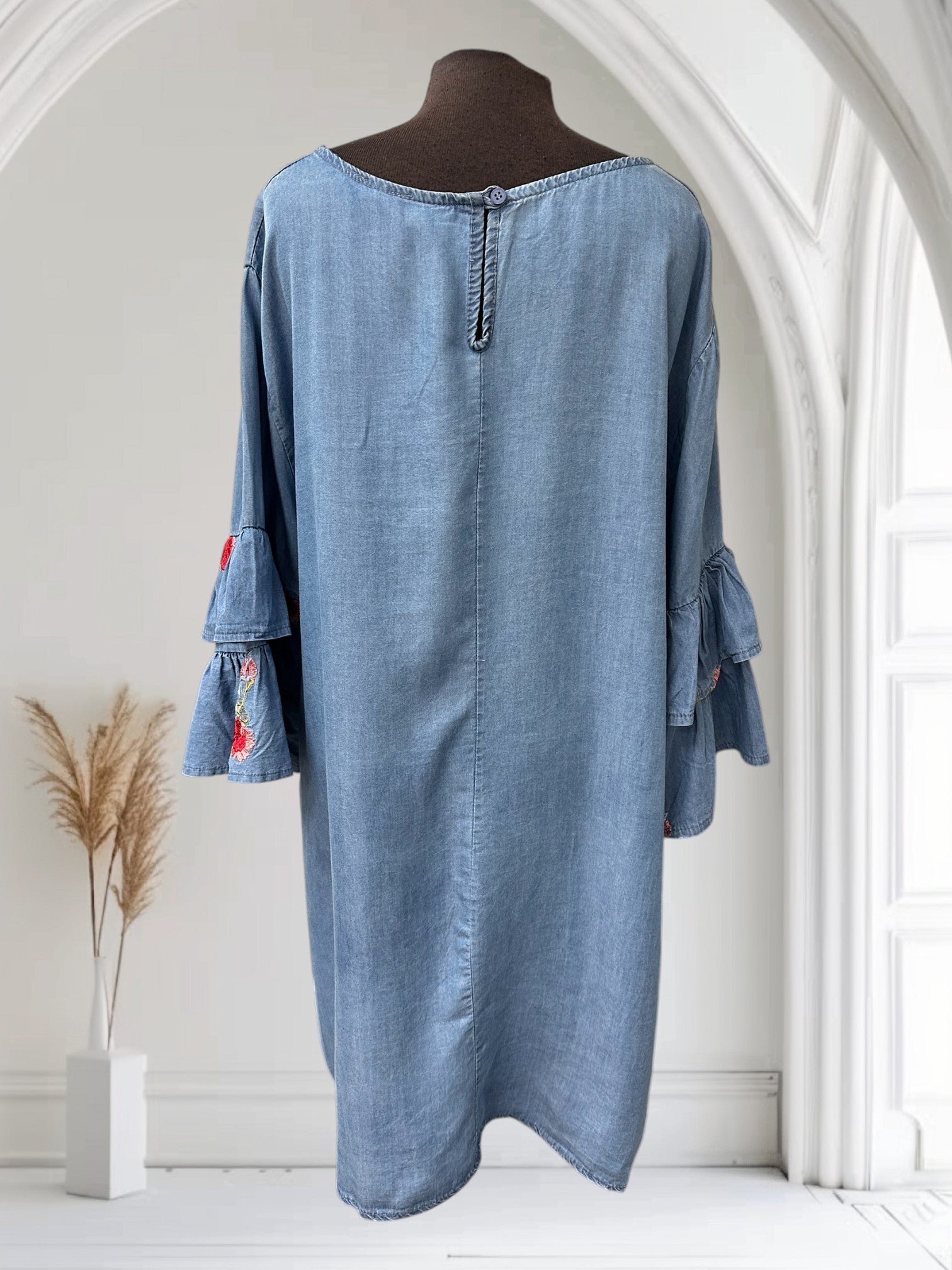Robe en tencel (manches volants et broderies)