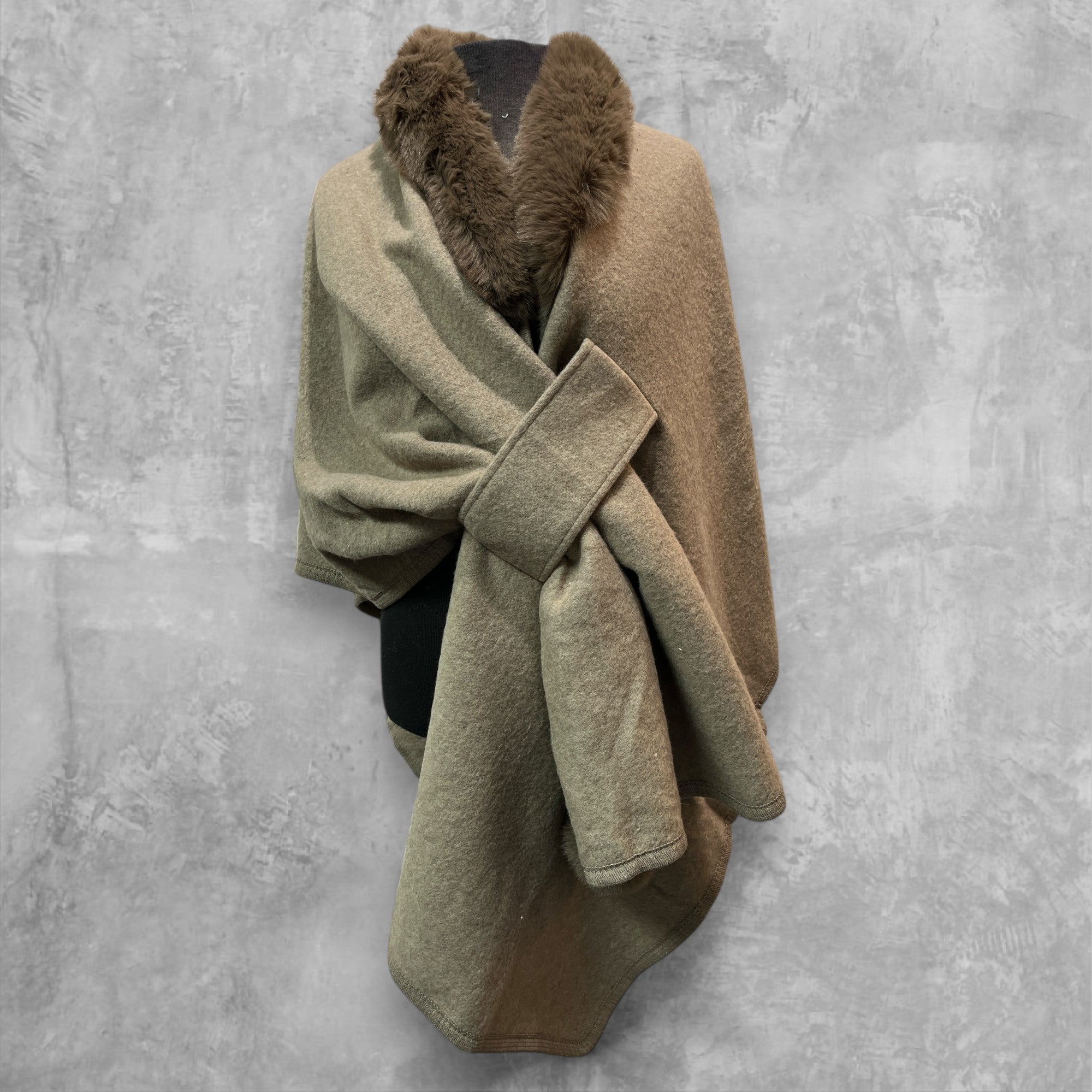 Poncho Cape (Fausse Fourrure Chauve-Souris)