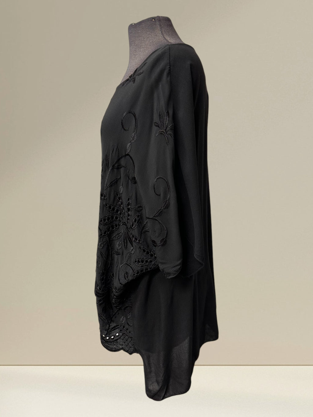 Blouse (fleurs brodées et trous)