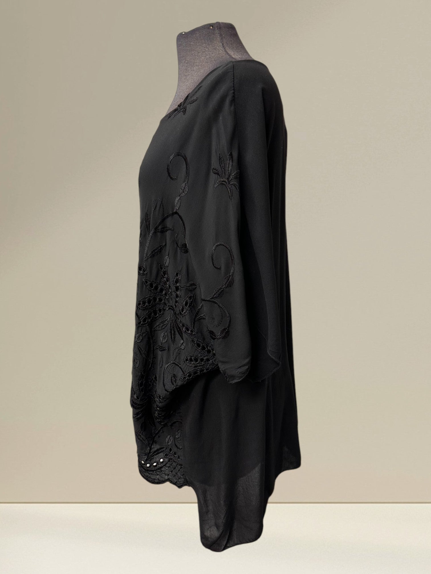 Blouse (fleurs brodées et trous)