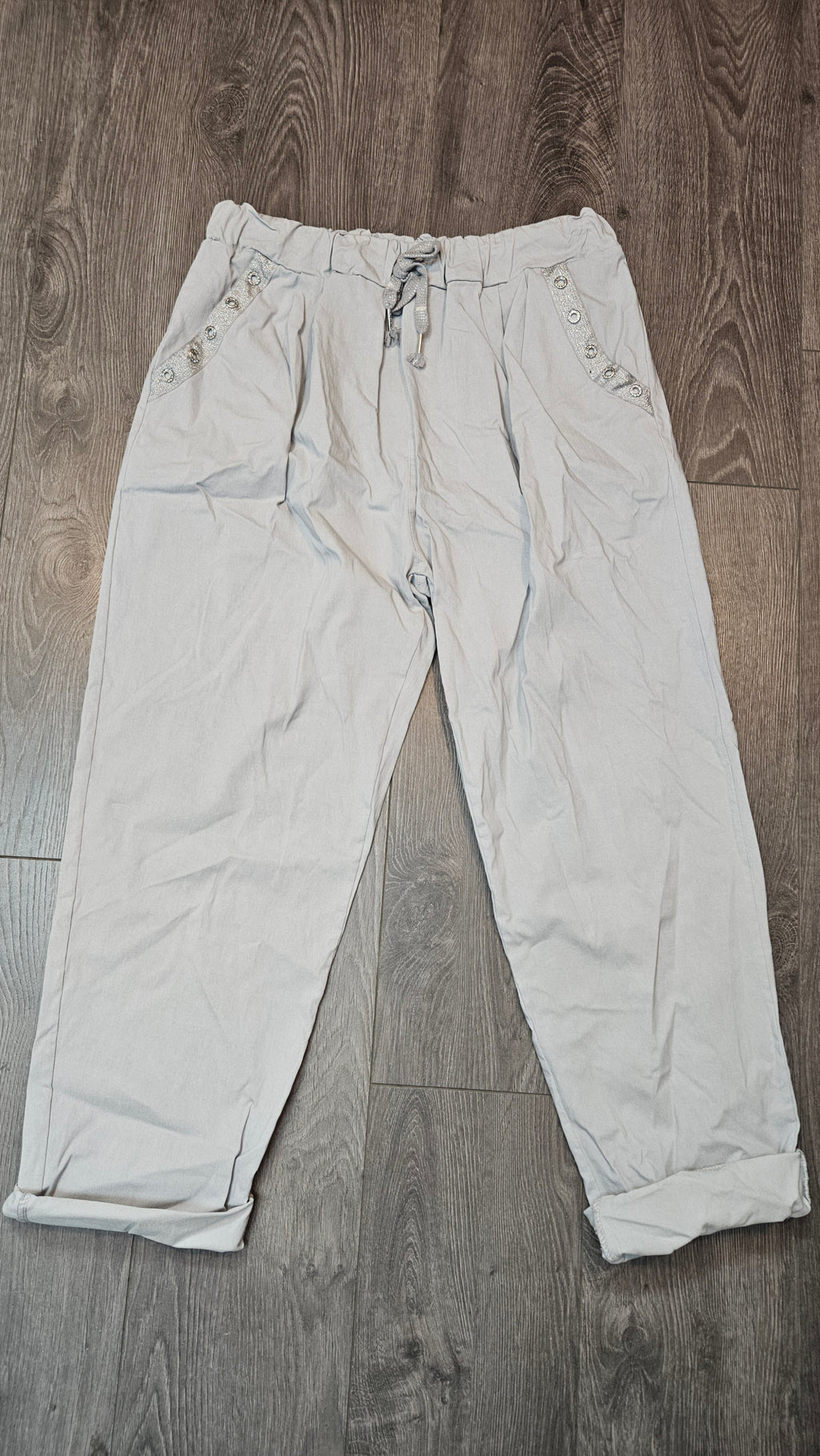 Pantalon magique avec boutons brillants