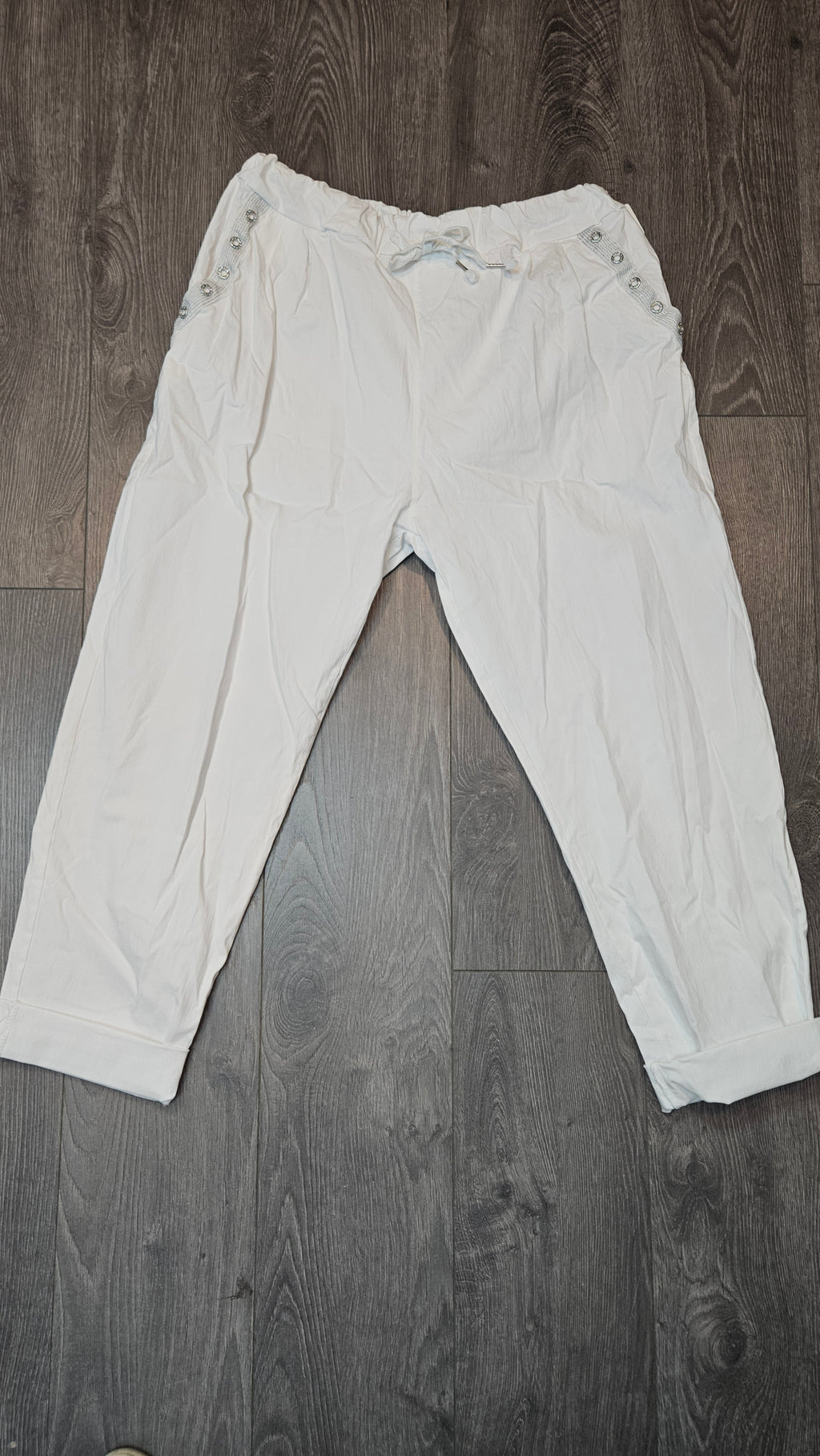 Pantalon magique avec boutons brillants