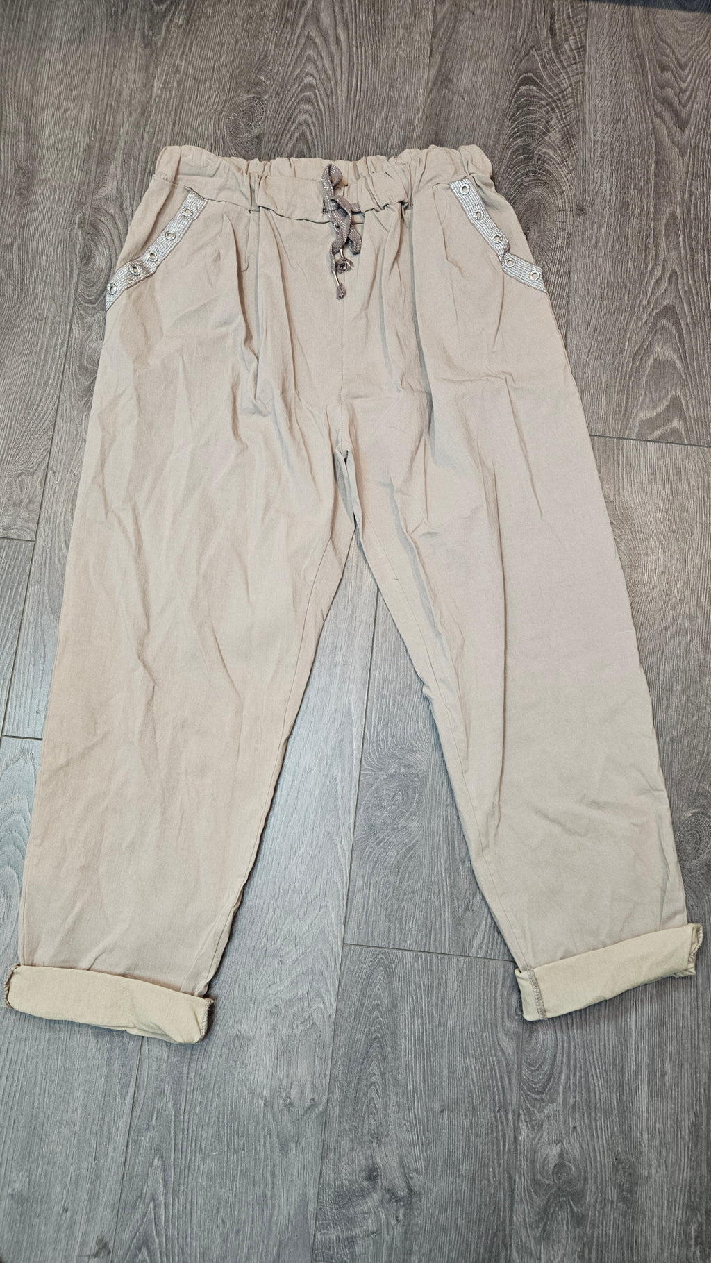 Pantalon magique avec boutons brillants