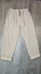Pantalon magique avec boutons brillants